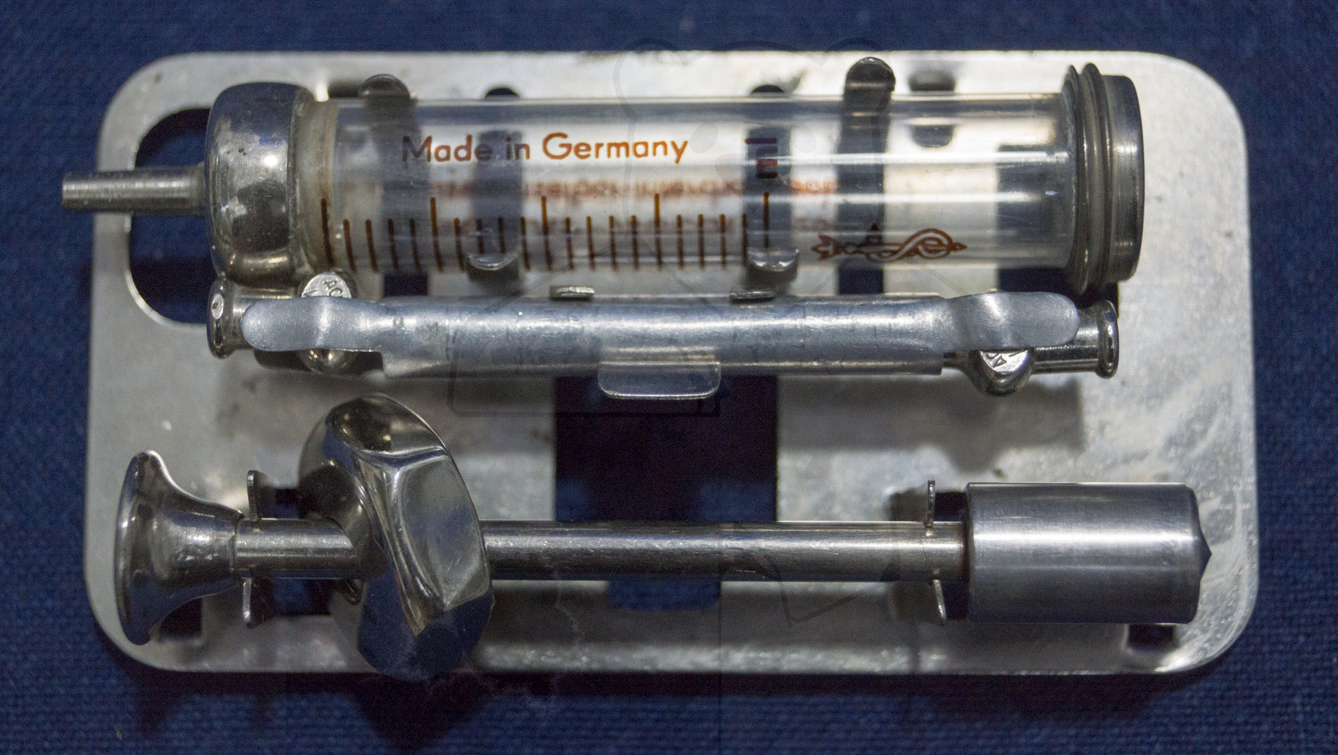 Sterilisierbare Transportbox für 2ml Glasspritzen mit Deckel, Mitte der 1960'er Jahre, Entnommener Träger mit Spritze, Kolben und zwei Kanülen